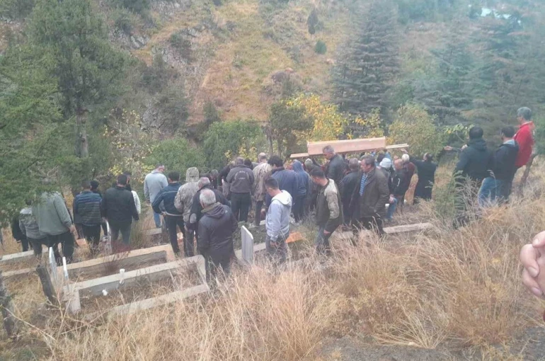Yangında ölen yaşlı iki kardeşin cenazesi tek tabutla getirildi, aynı mezara defnedildi