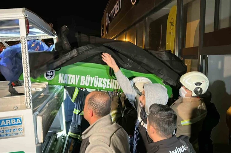 Yangından kaçmak isterken alevlerin içerisine giren 2 kişi yanarak can verdi