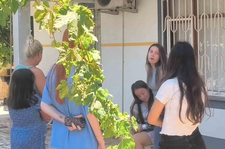 Yangını haber alınca koşarak geldi, vatandaşların apartmandan çıkardığı kızına sarıldı