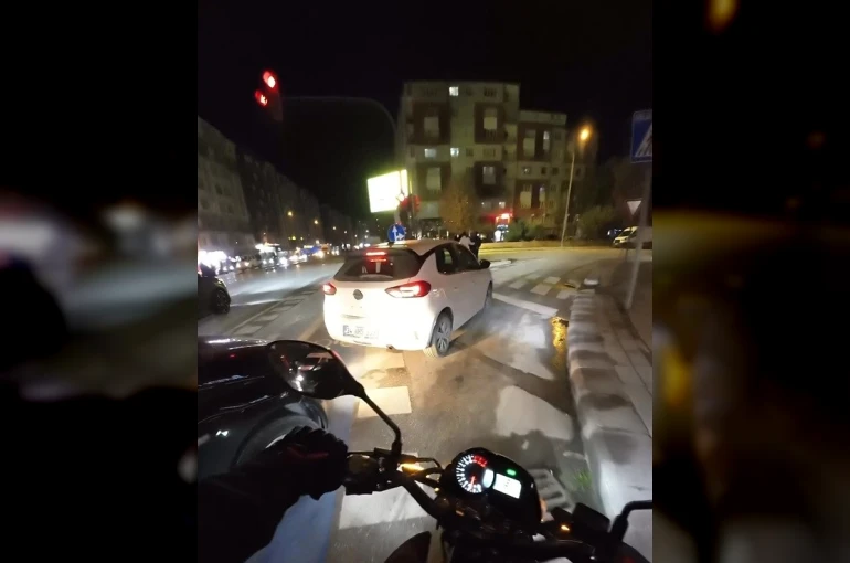 Yanlış trafik ışığına uyan sürücü araç kuyruğuna sebep oldu