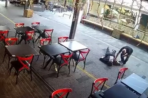 Yardım ediyormuş gibi yaptı, cüzdanını çaldı