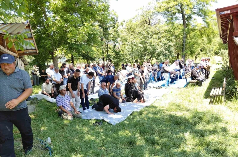 Yardım için durduğu emniyet şeridinde otomobil çarpmıştı, son yolculuğuna uğurlandı
