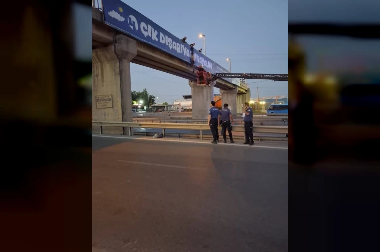 Yarı çıplak şahıs üst geçitte asılı bulundu