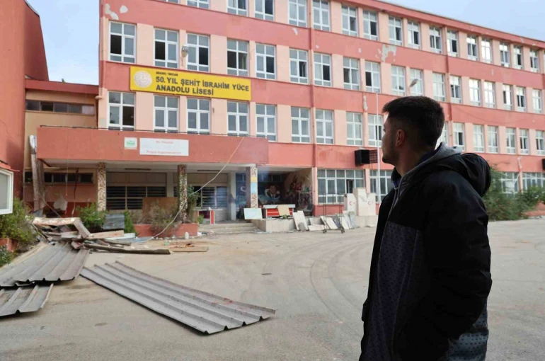 Yarım asırlık okulda yıkım çalışmaları başladı: Mezunlar son kez hüzünle gezdi