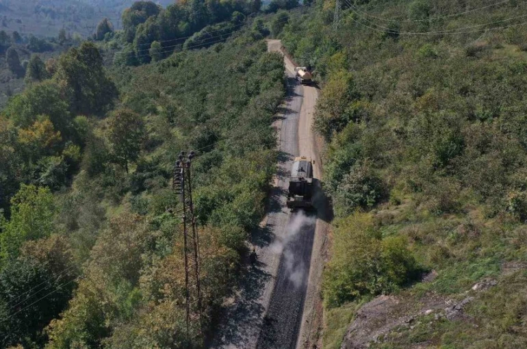 Yarım asırlık yol sorunu, sıcak asfalt ile çözülüyor