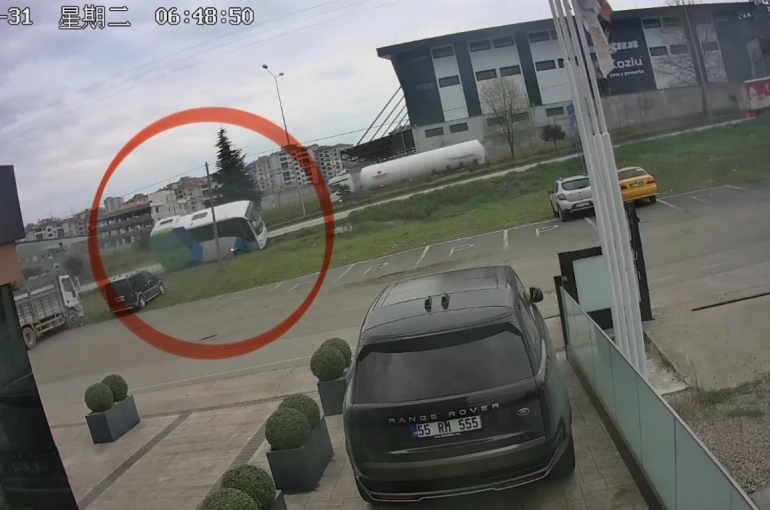 Yarışmadan dönen öğrencileri taşıyan aracın kaza anı güvenlik kamerasına yansıdı