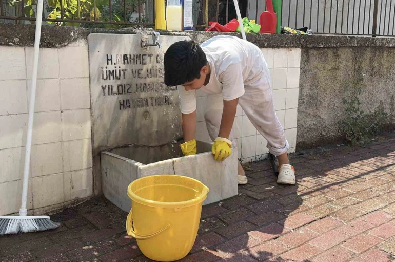 Yaşıtları oyun oynarken, O, şehit mezarlıkları ve çeşmeleri temizliyor