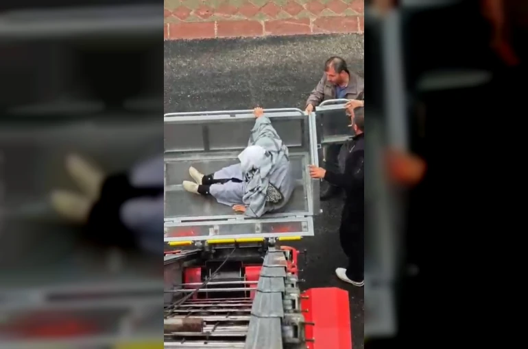 Yaşlı annesi ve halasını yük asansörüyle evine çıkardı