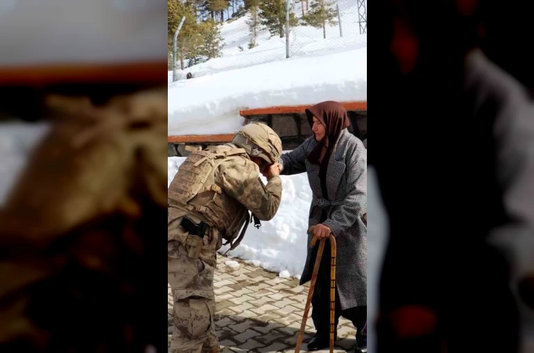 Yaşlı kadın elleriyle ördüğü çorapları iki yıldır Mehmetçiğe gönderiyor