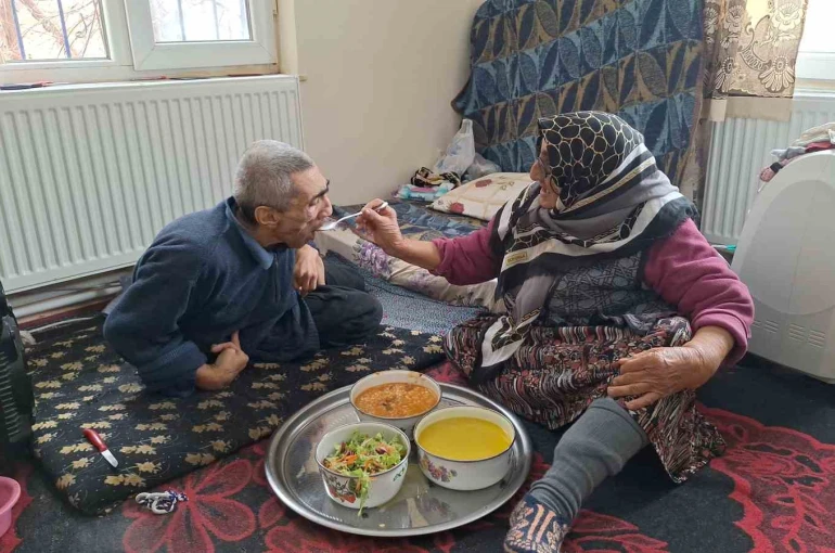 Yaşlı kadın engelli oğluna 61 yıldır ‘bebek’ gibi bakıyor: Azmiyle örnek oluyor