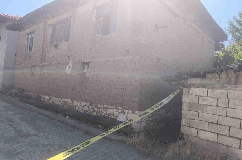 Yaşlı kadın evinde ölü olarak bulundu