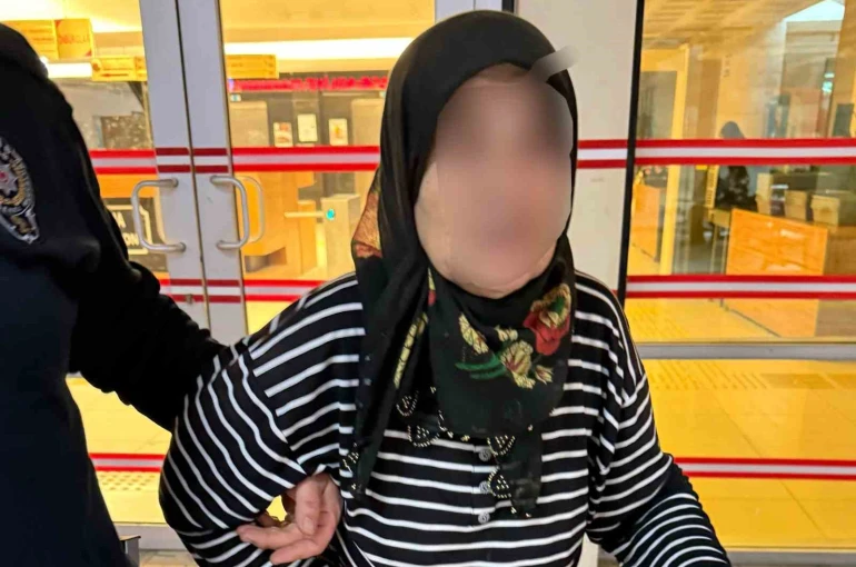 Yaşlı kadın, kendisine terlik atan yeğenini bıçakladı