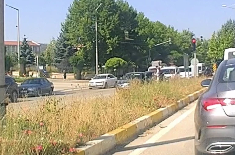 Yaşlı kadına yol vermek isteyen araca başka bir otomobil arkadan böyle çarptı