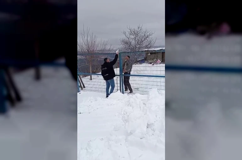 Yaşlı kadının ilaçları, yolu karla kaplanan mezraya kepçeyle ulaştırıldı