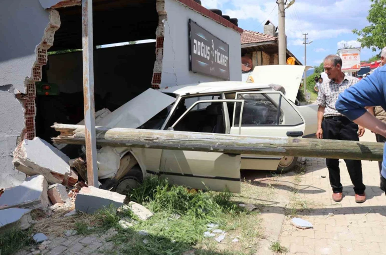 Yaşlı karı koca duvara çarpan otomobilde can verdi