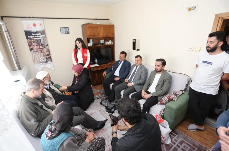 Yaşlıların ayağına doktor, berber ve tesisatçı gitti, dünyalar onların oldu