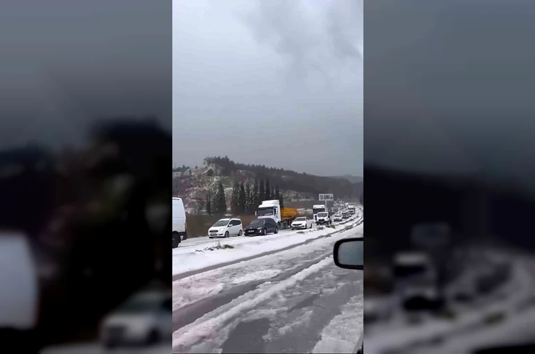 Yatağan-Milas kara yolu dolu yağışı sonrası beyaza büründü
