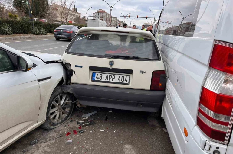 Yatağan’daki kazada üç araç hasar gördü