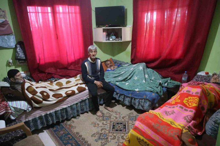 Yatalak anne ve babasıyla birlikte zihinsel engelli kardeşine umut olan hayırlı evlat takdir topluyor