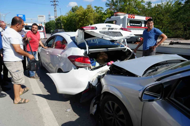 Yavaşlayan trafik zincirlemeye kazaya sebep oldu: 1’i çocuk 3 yaralı