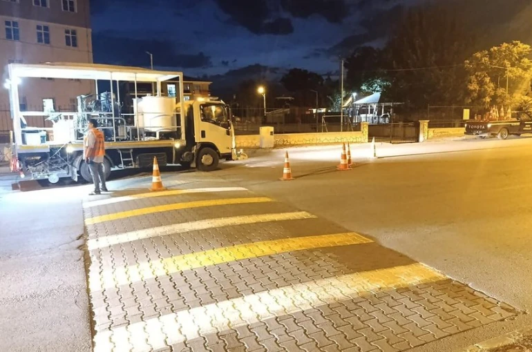 Yaya geçidi çizgileri boyanarak daha belirgin hale getirildi