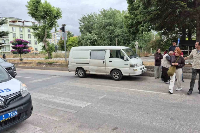 Yaya geçidinde duramayan minibüs, anneanne ve torununa çarptı