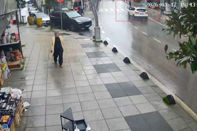 Yaya geçidinde otomobilin çarptığı kadın yaşam mücadelesi veriyor