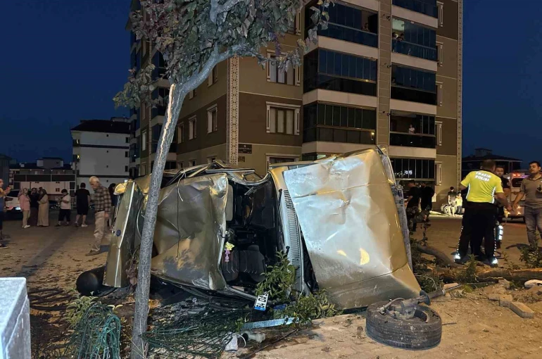 Yayalara çarpan otomobil takla atarak otoparka daldı: 1’i ağır 3 yaralı