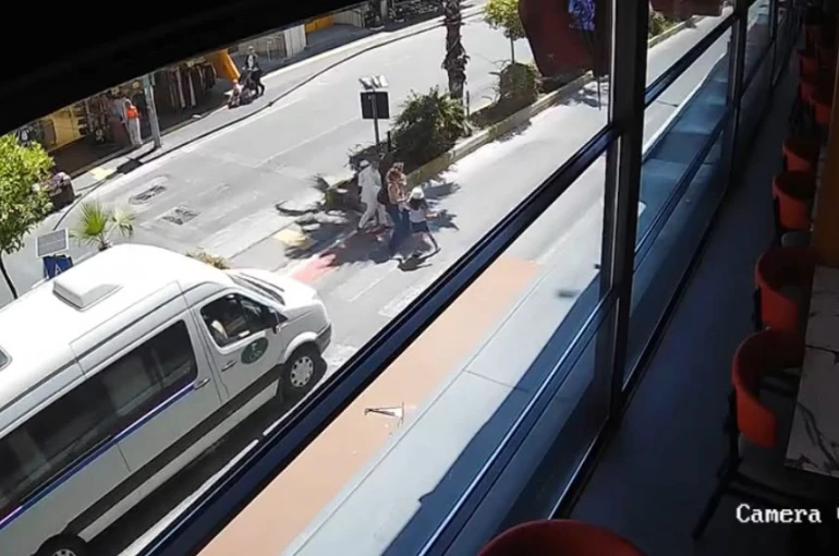 Yayaya yol veren minibüse arkadan araç çarptı, kaza anı kamerada