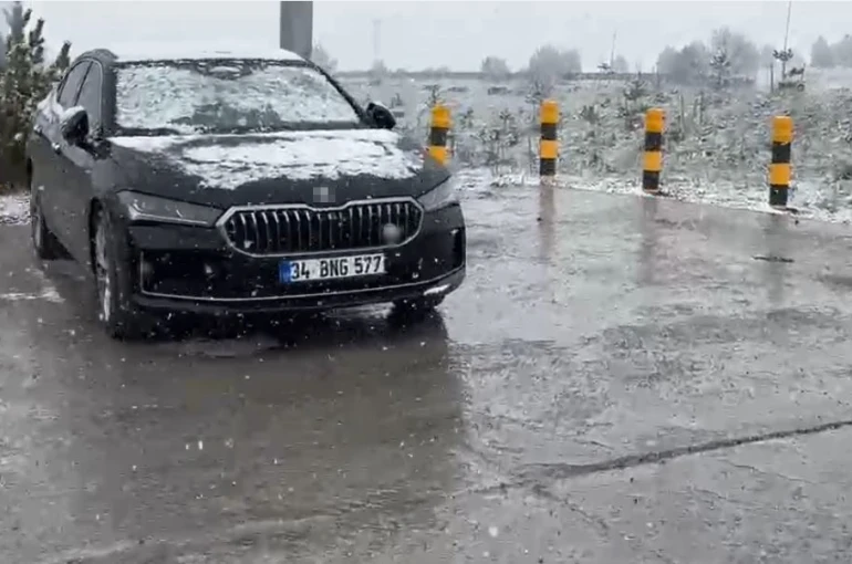 Yaylada aniden bastıran kar, çobanlara zor anlar yaşattı