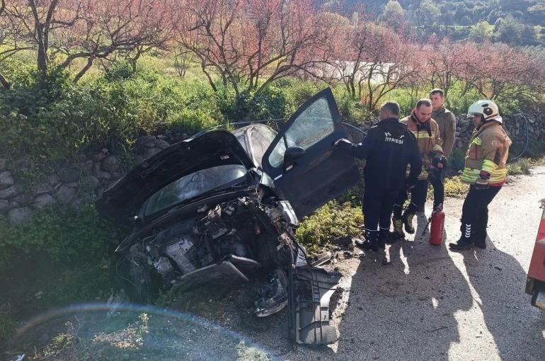 Yayladağı’nda bahçe duvarına çarpan otomobil hurdaya döndü