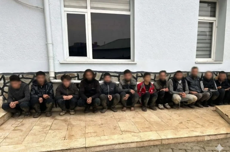 Yayladağı’nda dron destekli operasyonda 11 göçmen yakalandı