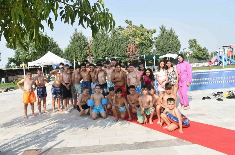 Yaz sıcağında çocuklara havuz sürprizi