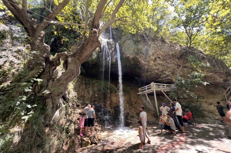 Yaz sıcağından kaçanların adresi Savruk Şelalesi oldu