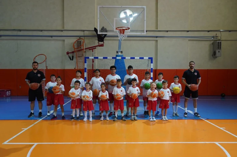 Yaz spor okullarında yüzlerce çocuk keyifli vakit geçiriyor