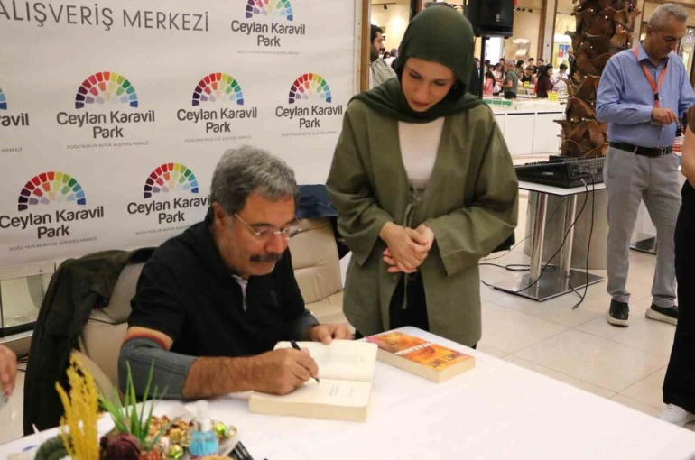 Yazar Ahmet Ümit, Diyarbakır’da okurlarıyla imza gününde buluştu