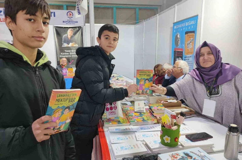 Yazar öğretmen kitap fuarında öğrencilerle buluştu
