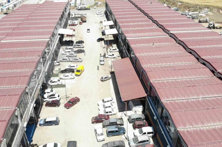 Yazın toz, kışın çamur çilesi esnafı bezdirdi: "Burayı belediyenin yapması gerekiyor" 