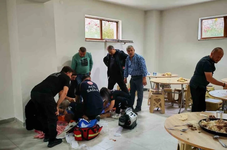 Yediği et nefes borusuna kaçan kişinin kalbi durdu