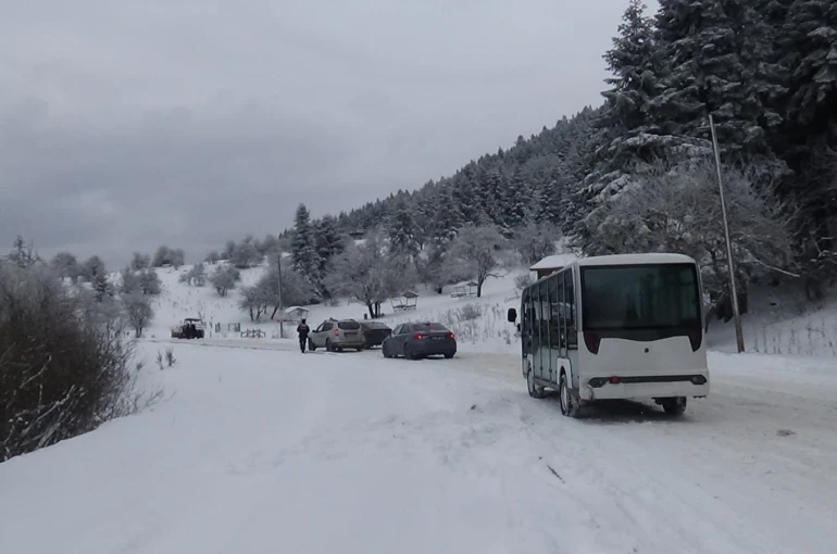 Yedigöller Milli Parkı yolu buzlanma nedeniyle ulaşıma kapatıldı