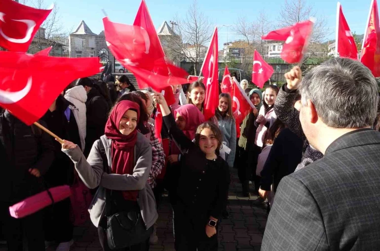Yeni haftaya bayrak, vatan, milli ve manevi değerler anlatılarak başladı