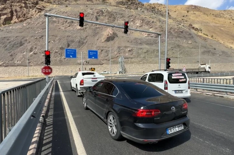 Yeni Köprü’de yaşanan trafik kazalarına çözüm: Trafik ışıkları yerleştirildi