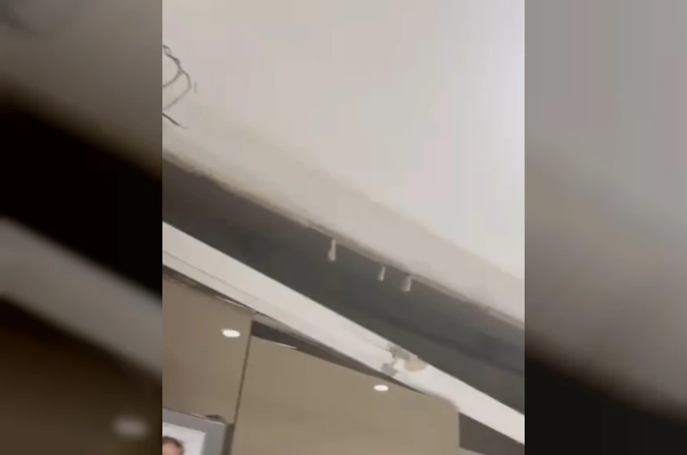 Yeni yapılan binada tavan çöktü: O anlar kamerada