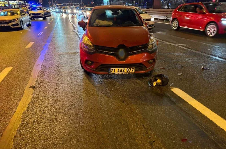 Yenibosna Metrobüs Durağı mevkiinde zincirleme kaza: 3 yaralı