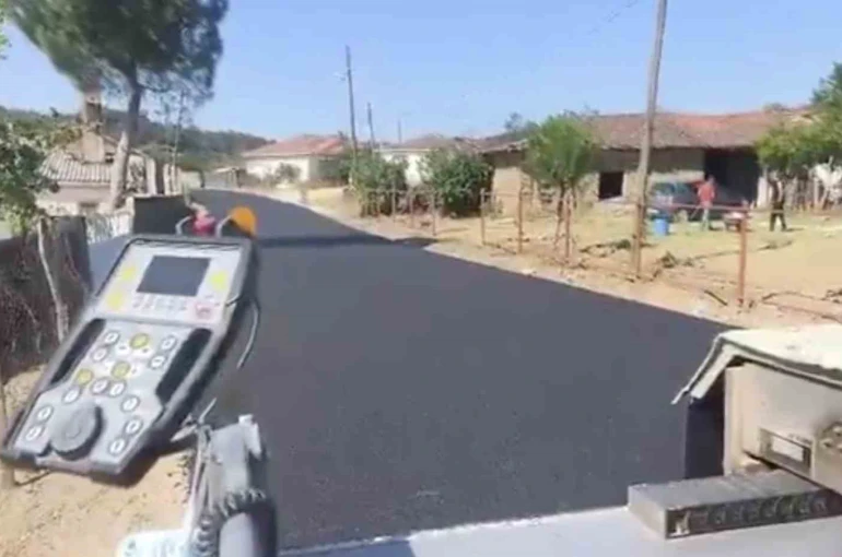 Yenice’de köy yollarında sıcak asfalt dökme çalışmaları hız kesmeden devam ediyor