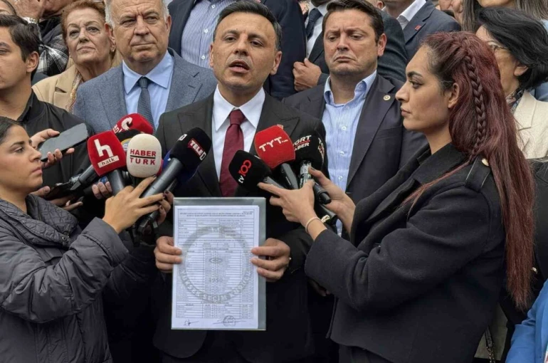 Yeniden CHP İstanbul İl Başkanı seçilen Özgür Çelik mazbatasını aldı