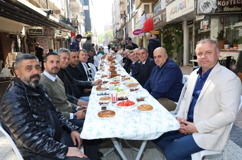 Yenilenen Sevgi Yolu esnafından Başkan Şimşek’e kahvaltılı teşekkür