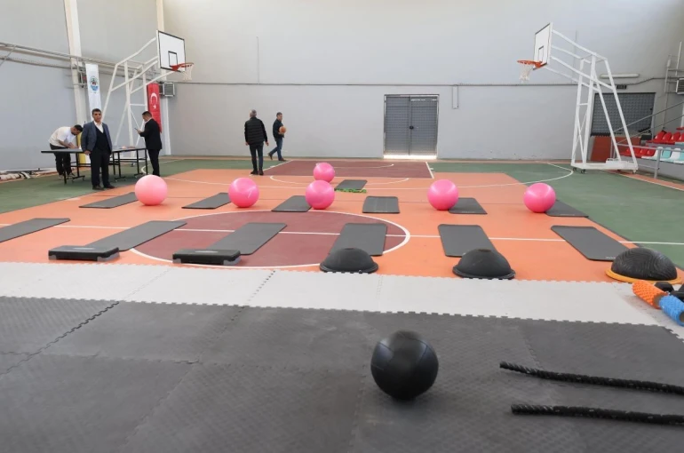 Yenilenen Tavşancıl Spor Salonu kapılarını açtı