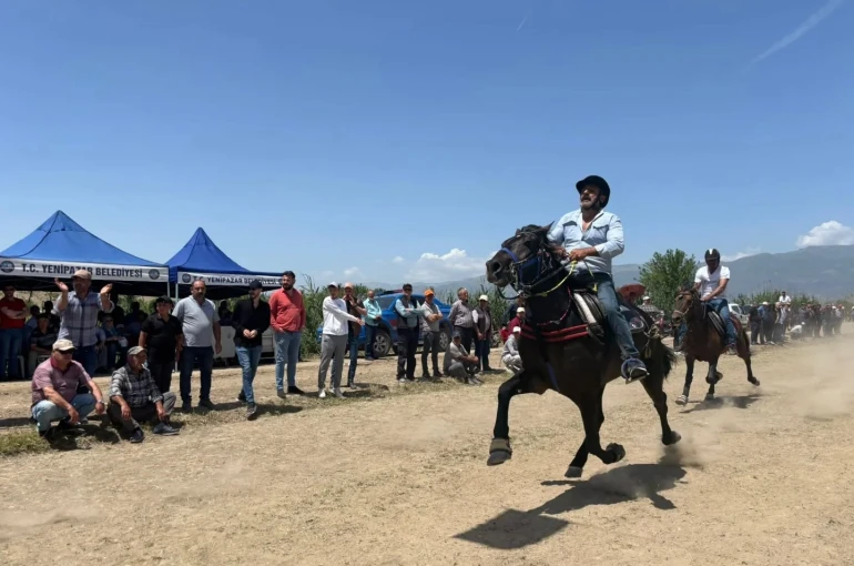 Yenipazar’da rahvan atlar kıyasıya yarıştı