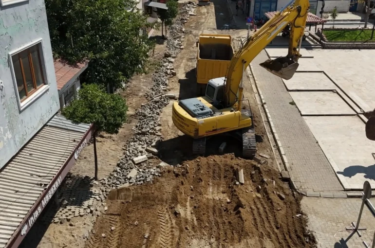 Yenipazar’da yol yenileme çalışmaları Yörük Ali Efe Caddesi’nde sürüyor